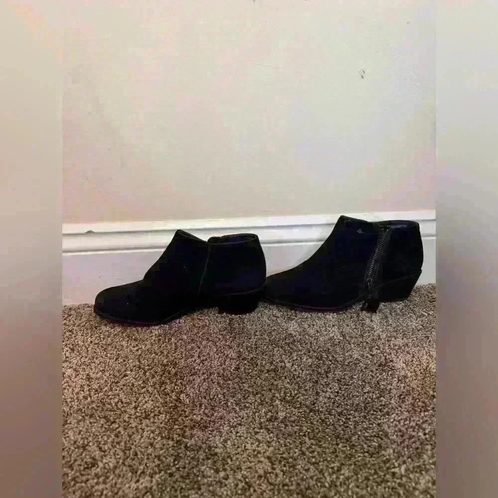 Vionic booties NWOT size 6.5 black suede zipper